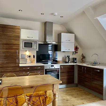 Churchill Two Bedroom Apartments With Free Parking And The Minster View *